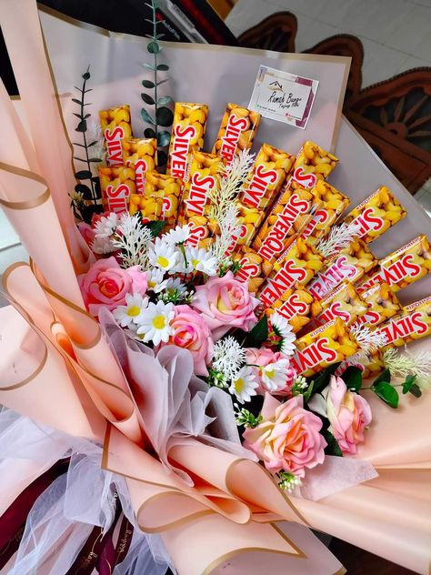 Snack Bucket, Gak Boleh, Chocolate Bouquet Diy, Flower Boutique, Asian Games, Chocolate Bouquet, Gift Valentine, Diy Bouquet, Flowers Bouquet