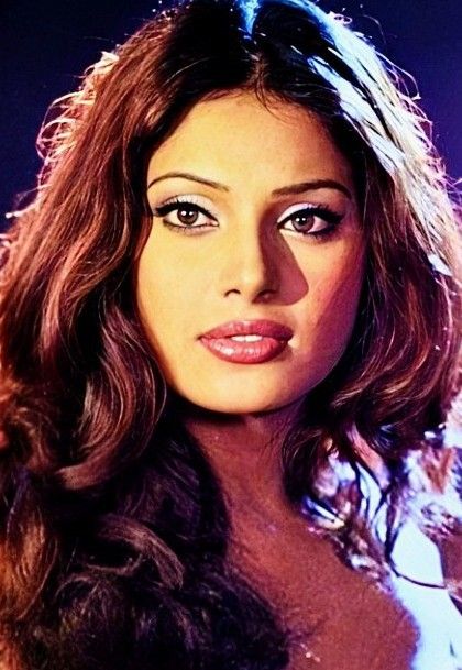 Bipasha Basu 90s, 90s Bollywood Makeup, Rekha Makeup, Bollywood Nostalgia, Bollywood Icons, Dark Green Eyes, Bollywood Makeup, Bollywood Retro, Bollywood Aesthetic