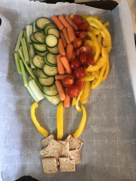 Hot air balloon veggie tray Hot Air Balloon Food, Hot Air Balloon Party Theme, Hot Air Ballon Party, Hot Air Balloon First Birthday, Hot Air Balloon Birthday Party, Diy Hot Air Balloons, Hot Air Balloon Cake, Balloon Race