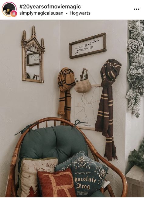 Harry Potter Aesthetic Bedroom Ideas, Bookish Nursery, Harry Potter Decor Home, Subtle Harry Potter Home Decor, Gryffindor Aesthetics, Harry Potter Baby Room, Harry Potter Room Decor Ideas, Harry Potter Baby Nursery, Harry Potter Craft