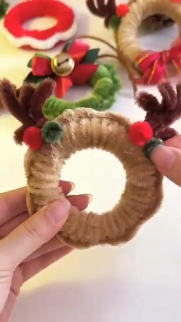 Pipe Cleaner Christmas, Handmade Pipe, Christmas Decorations Diy Crafts, Santa Crafts, Diy Pipe, Christmas Arts And Crafts, Pipe Cleaner Crafts, Festive Crafts, Handmade Christmas Crafts