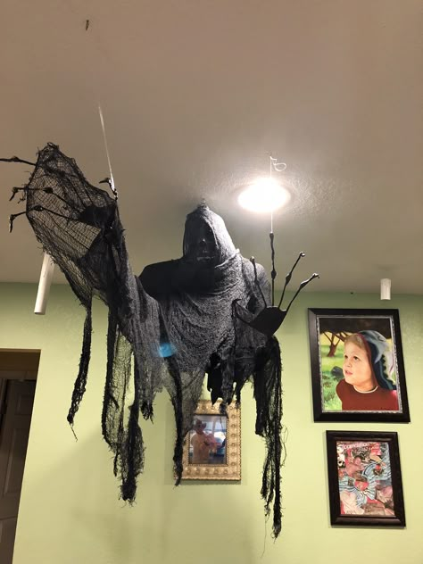 Haunted Office Decoration, Dementor Halloween Decoration, Dementors Diy, Diy Dementor, Dementor Diy, Halloween Props Scary, Creepy Halloween Party, Halloween Maze, Dekorasi Halloween