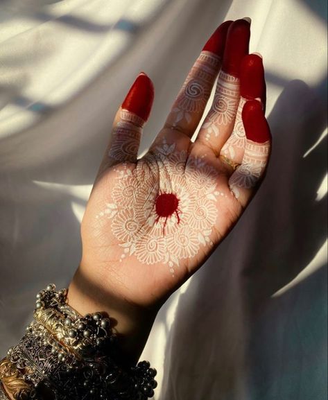 Red Henna Aesthetic, Bengali Mehndi Designs, Bengali Henna Design, Bengali Mehendi Designs, Aalta Design Hand, Aalta Design Hand Aesthetic, Desi Red Aesthetic, Bengali Tattoo Ideas, Non Traditional Henna Designs