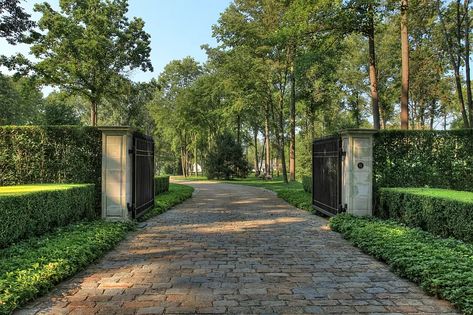 Driveway Entrance Landscaping, Driveway Entrance, Driveway Design, Driveway Landscaping, Front Yard Fence, Entry Gates, Entrance Gates, Dream House Exterior, Gate Design