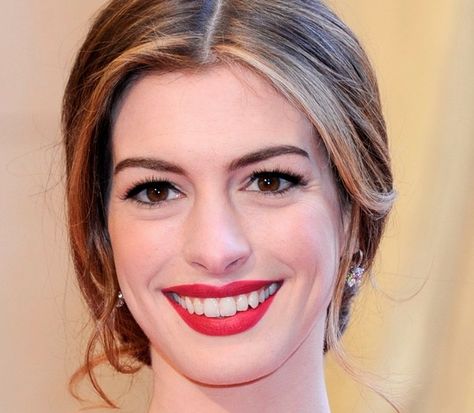 Oscar Makeup 2011: Anne Hathaway | Beautylish Anne Hathaway Oscar, Oscars Makeup, Red Lips Makeup Look, Perfect Red Lips, Red Carpet Hair, Ruby Woo, Celebrity Makeup Artist, Jessica Biel, Anne Hathaway