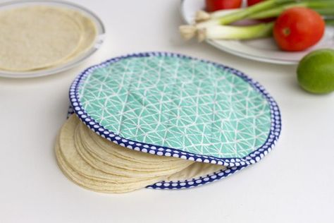 Tips Menjahit, Crafts Cheap, Tortilla Warmer, Sewing Fabrics, Small Sewing Projects, Upcycled Crafts, Sewing Projects For Beginners, Easy Sewing Projects, Sewing Gifts