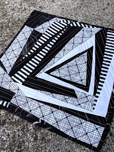 A Quilter's Table: Black&White Black And White Quilts Patterns Free, Black And White Quilts Patterns Ideas, Black And White Quilt, Abstract Quilts, Patchwork Diy, Modern Quilting Designs, Improv Quilting, Big Block Quilts, Black And White Quilts