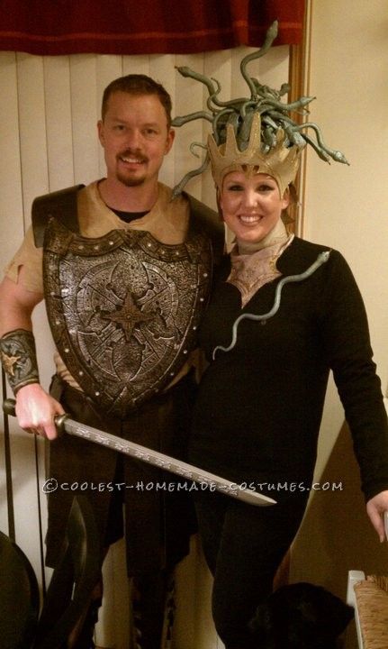 Perseus and Medusa Couple Halloween Costume Perseus Costume, Halloween Costumes Homemade, Costumes Homemade, Ancient Greek Costumes, Perseus And Medusa, Cool Couple Halloween Costumes, Couple Halloween Costume, Costume Couples, Medusa Costume