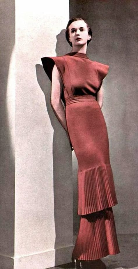 Vintage Fashion 1930s, Robert Piguet, 1930 Fashion, Dinner Gown, Vintage Evening Gowns, 1930's Fashion, 30s Fashion, Elsa Schiaparelli, 20th Century Fashion