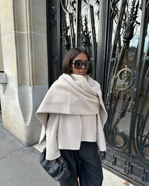 This short coat & scarf by @bouguessa | Instagram Scarf Coat Outfit, Short Coat Outfit, Jacket With Scarf, Coat With Scarf, Neutral Winter Outfit, Short Scarf, Scarf Coat, Short Coats, Short Scarves