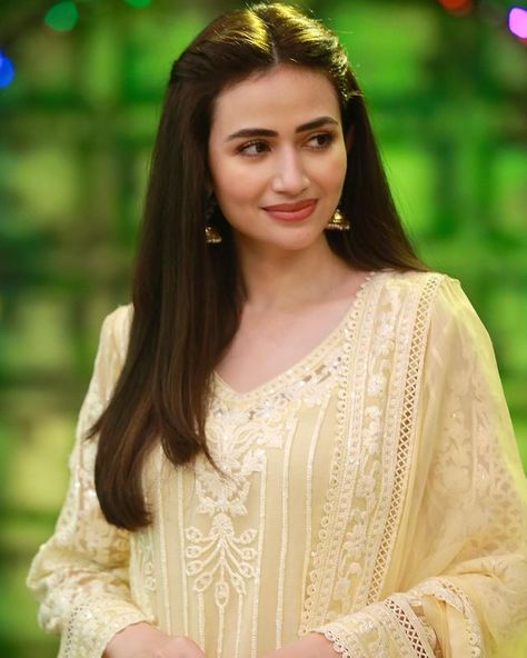 Mahnoor Mustansar (@mahnoor.m99) • Instagram photos and videos Sana Javed Dpz, Bhavana Actress, Sana Javed, Churidar Designs, Mahira Khan, Afghan Fashion, Pakistani Dresses Casual, Pakistani Actress, Modest Fashion Outfits