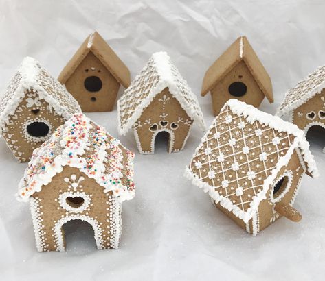 Mini Gingerbread Houses Mini Gingerbread Houses, Mini Gingerbread House Ideas, Small Gingerbread Houses, Mini Gingerbread House Template, Gingerbread House Mini, Gingerbread Cookie House, Iced Christmas Cookies, Homemade Gingerbread House, Gingerbread House Patterns