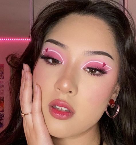 Pink Graphic Makeup Looks, Valentines Makeup Simple, Red Fashion Aesthetic, Art Makeup Ideas, Valentine Looks, Makeup Ideas Aesthetic, Day Eye Makeup, Cozy Snow, Valentine's Day Makeup