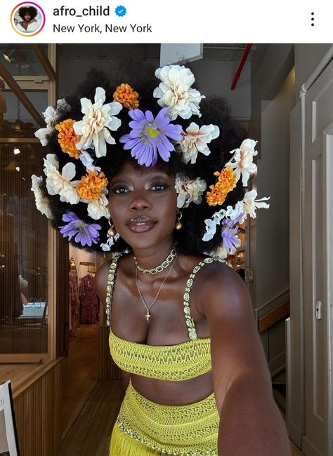 Afro Cottagecore, Hair Flower Crown, Hair Styles Bridal, Hair With Flowers, Ap Art Ideas, Feminine Inspiration, Flower Crown Hairstyle, Black Hair Styles, Happy Black