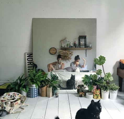 Pinterest-- @bellainatl Mirror Plants, Brooklyn Hipster, Hipster Lifestyle, Diy Home Decor For Apartments, Farmhouse Side Table, Cute Dorm Rooms, Room Deco, Room Transformation, Diy Room