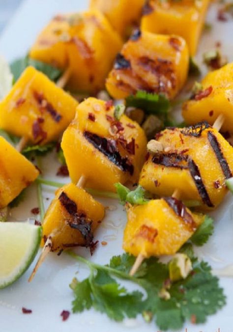 Grilled Mango Skewers with Honey & Pistachios Mango Ginger Smoothie, Grilled Mango, Bbq Desserts, Pistachio Recipes, Grilled Desserts, Clean Snacks, Healthy Grilling Recipes, Fruit Skewers, Grilled Fruit