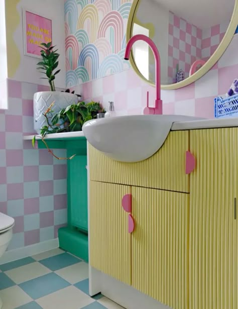 Pastel Home Decor Modern, Bright Colorful Home Interior, Clown Room, 80s Bathroom, Quirky Bathroom Decor, Pastel Interiors, Pastel Bathroom, Colourful Bathroom, Retro Bathroom Decor