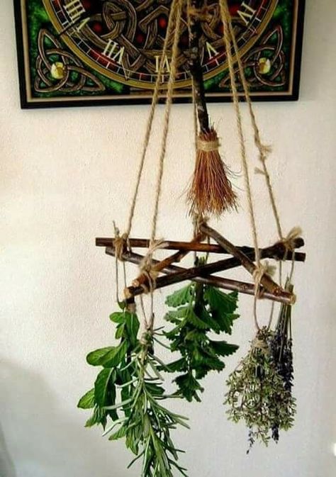 A pentagram that lets you hang herbs to dry. Perfect for smudge sticks too. Wicca Diy, Funky Crafts, Kitchen Witchcraft, Witch Kitchen, Wiccan Crafts, Wiccan Decor, Pagan Crafts, Magia Das Ervas, Witch Garden