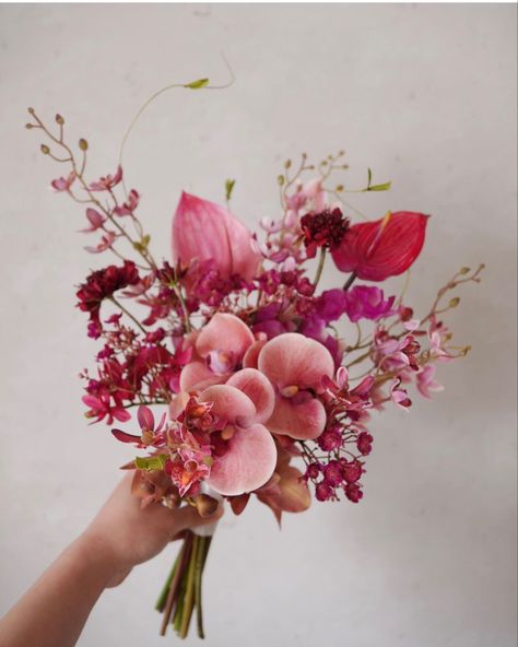 Hibiscus Flower Bouquet Wedding, Diy Orchid Bouquet, Interesting Wedding Bouquets, Anthirum Bouquet, Bird Of Paradise Floral Arrangement, Anthurium Table Decor, Wedding Flowers Unique, Whimsical Flower Bouquet, Hibiscus Bouquet Wedding