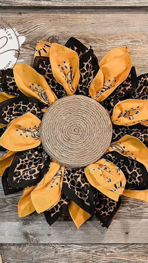 Bandana Sunflower Wreath, Bandana Wreaths, Bandana Sunflower, 4h Crafts, Sunflower Wreath Diy, Bandana Wreath, Bandana Quilt, Bandana Crafts, Chisholm Trail