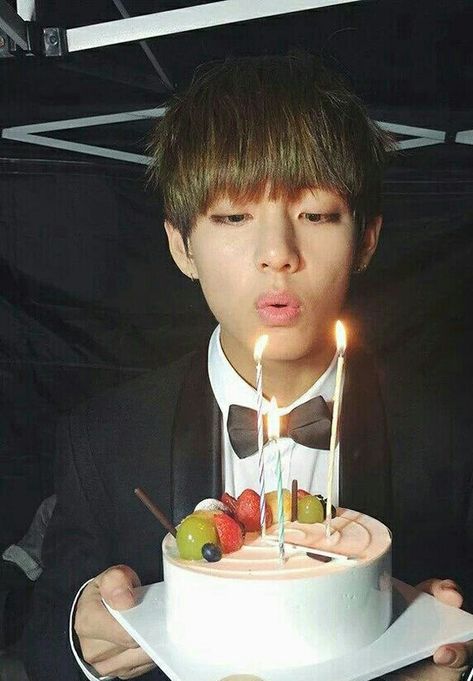 Kim Taehyung Birthday Photo, Purple Cakes Birthday, Purple Cakes, Bts V Photos, Happy Birthday My Love, Bts Birthdays, Cute Baking, Cake Videos, Boy And Girl Best Friends