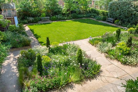 10 ways to a great-looking, low maintenance garden / RHS Gardening Large Gardens Low Maintenance, Medium Sized Garden Design, Medium Sized Garden Ideas, Low Maintenance Large Garden Ideas, Low Maintenance Garden Borders, Large Low Maintenance Garden Ideas, Medium Size Garden Design, Large Front Garden Ideas Uk, Easy Maintenance Garden Ideas