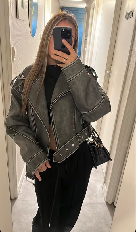 Grey Biker Jacket Outfit, Grey Leather Jacket Outfit, Gray Leather Jacket Outfit, Chav Outfits, Zara Leather Jacket, Grey Leather Jacket, La Outfits, Insta Outfits, Outfit Zara