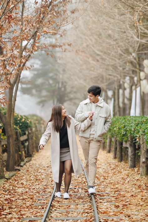 Fall Prenup Shoot, Autumn Outfits Couple, Nami Island Autumn Outfit, Taiwan Autumn Outfit, Autumn Prewedding Photoshoot, Taiwan Wedding Photoshoot, Fall Couple Outfit Ideas, Couple Autumn Outfit, Fall Outfit Couple