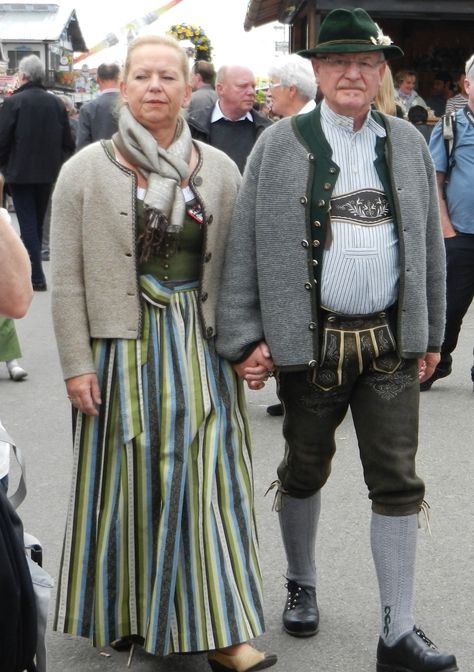 Couple dressed in Bavarian Tracht during Oktoberfest in Munich. Repinned by www.mygrowingtraditions.com Austrian Clothes, Bavarian Outfit, Bavarian Dress, German Dress Dirndl, Beer Girl Costume, Outfit Ideas Black, Germany Fashion, German Outfit, German Dress