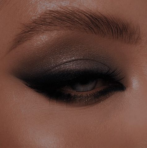 Dark Eye Halloween Makeup, 80s Smokey Eye Makeup, Dark Glam Eye Makeup, Intense Smokey Eye, Sith Inspired Makeup, Black Eyeshowdow Looks, Dark Smoky Makeup Looks, Twilight Makeup Looks, Dark Elegant Makeup