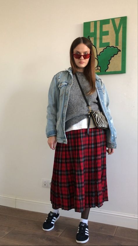 Tartan Midi Skirt Outfit, Plaid Midi Skirt Outfit, Midi Skirt With Sneakers, Red Plaid Skirt Outfit, Tartan Skirt Outfit, Tartan Midi Skirt, Zebra Bag, Skirts With Sneakers, Adidas Hamburg