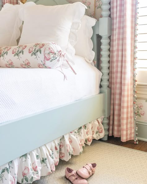 Paperwhites Interiors | Happy Friday! 🌸 Hope you can kick your shoes off and relax this weekend! 🌸💞🌿 . . . . #paperwhitesinteriors #interiordesign… | Instagram Shared Girls Room, Big Girl Bedrooms, Toddler Girl Room, Casa Country, Gorgeous Bedrooms, Casa Vintage, Girl’s Room, Girl Bedroom Designs, Dreamy Bedrooms