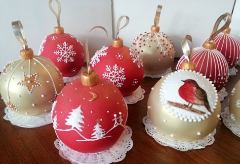 Christmas bauble cake Bauble Cake, Winter Torte, Winter Cakes, Terry's Chocolate Orange, Use Your Imagination, Fancy Cupcakes, Christmas Cake Pops, Cake Classes, Christmas Cake Decorations