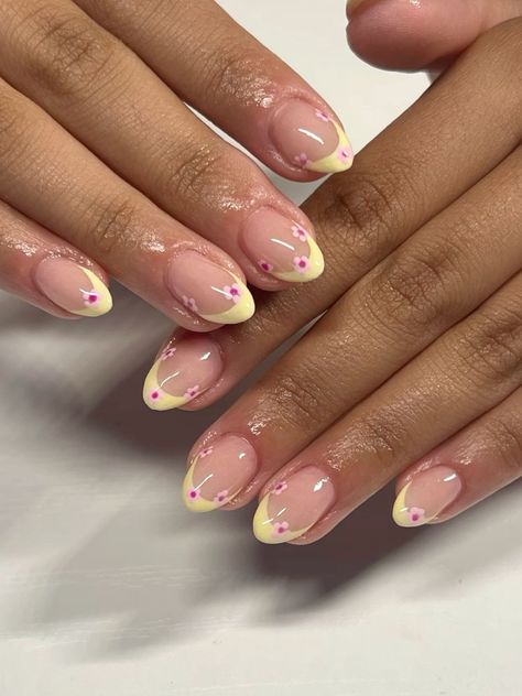 insta @imtznails more in telegram Cute Yellow Nail Ideas Short, Yellow Biab Nail Art, Yellow Manicure Ideas Summer, Simple Yellow Nail Designs, Butter Yellow Nails With Design, Short Almond Gel X Nail Designs, Nail Inspiration Yellow, Pale Yellow Nails Design, Light Yellow French Tip Nails