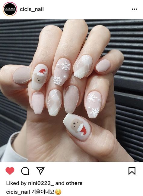 Nail Noel Korea, Korean Nail Art Christmas, Nail Korean Style Christmas, Nail Christmas Korea, Christmas Nails Korean, Korean Christmas Nails, Classy Gel Nails, Nail Noel, Minimal Nails Art