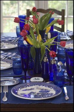 Out the Front Window Glass Table Setting, Blue And White Dishes, Cobalt Glassware, Blue Willow Dishes, Pretty Table Settings, Blue Willow China, Divided Plate, Divided Plates, Beautiful Tablescapes