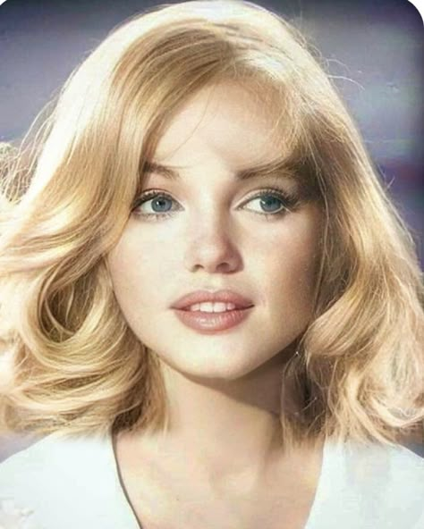 Blonde Old Hollywood Actresses, 1950s Blonde Bombshells, 1950s Blonde Woman, Blonde Woman Reference, 1950s Blonde Hair, Beutifull Woman Face, 60s Hair Blonde, Pretty Woman Blonde Hair, Female Face Art Reference