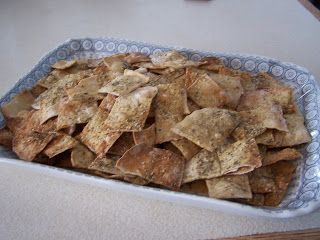 FarmgirlCyn: HOMEMADE CRACKERS...or....BYE BYE TRISCUIT! Garlic Crackers, Triscuit Recipes, Baked Pita Chips, Homemade Tortilla, Hummus And Pita, Homemade Tortilla Chips, Natural Snacks, Homemade Crackers, Rosemary Garlic