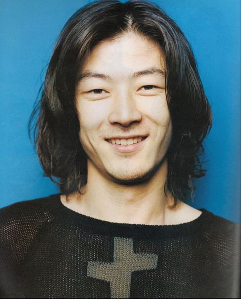 Asano Tadanobu, Tadanobu Asano, Japanese Cinema, Band Photography, Japanese Movies, Short Curly Bob, Short Bob Haircuts, Japanese Men, Curly Hair Men