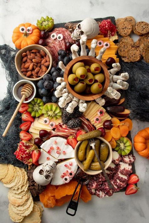 Halloween Platter, Halloween Charcuterie Board, Halloween Themed Snacks, Themed Snacks, Halloween Charcuterie, Halloween Party Appetizers, Charcuterie Inspiration, Halloween Appetizers, Snack Board