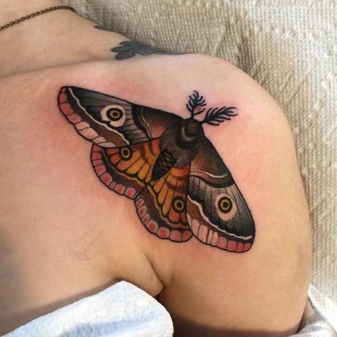 Moth Tattoo Ideas, Moth Tattoo Meaning, Moth Tattoos, Moth Tattoo Design, Crafts Valentines, Tattoo Shoulder, Moth Art, Omerta Tattoo, Nails Valentines