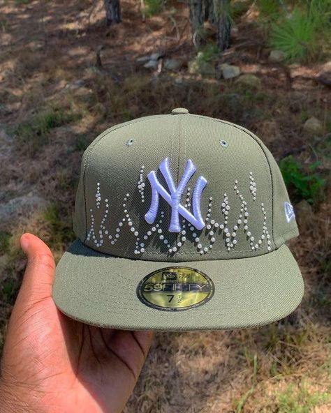 Yankees Hat Aesthetic, Fire Hats, Y2k Hats, Thrift Flip Ideas, Custom Fitted Hats, Swag Hats, Streetwear Hats, Dope Hats, Hat Aesthetic