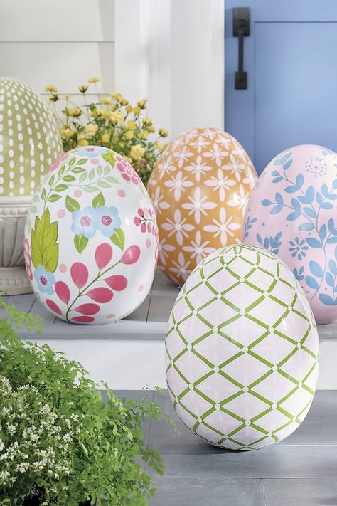 These gigantic colorful Easter eggs don't come from an equally massive Easter Bunny, but they are much easier to find in an Easter egg hunt. @grandinroad Easter Window Boxes, Easter Front Porch, Easter Topiary, Easter Decorating Ideas, Giant Easter Eggs, Easter Dinner Table, Easter Egg Garland, Easter Egg Tree, Easter Decorating