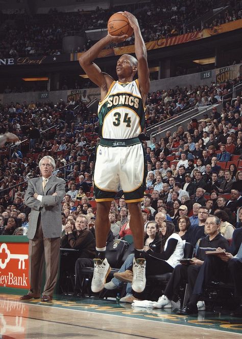 Ray Allen Sonics, Basketball Old School, Nba 75, Sneaker Pics, Basketball Inspiration, He Got Game, Ray Allen, Nba Basketball Art, Basketball Photos