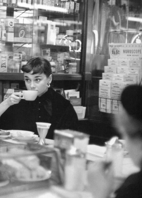 My Little Vintage World Good Photo, Vintage Stuff, Audrey Hepburn, Old Hollywood, Hollywood, Tumblr, Coffee, Memes