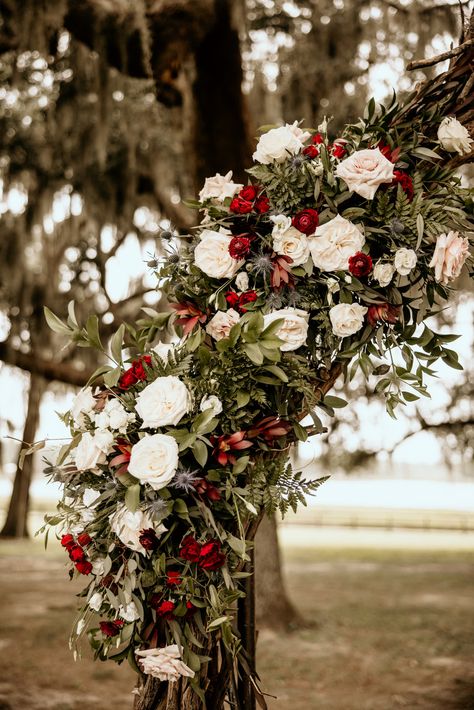 Wedding Arch With Red Roses, Winter Wedding Ceremony Arch, Christmas Wedding Arbor, Christmas Wedding Arch Ideas, Christmas Wedding Arch, Red Wedding Arch, Wedding Arch Rustic, Rustic Wedding Ceremony, Rustic Modern Wedding