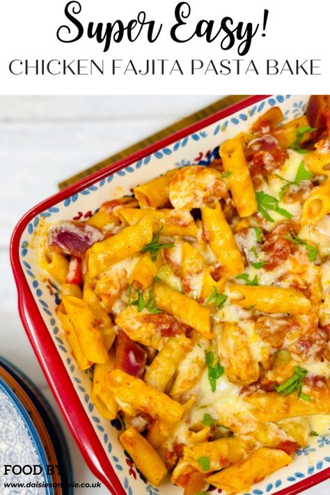 chicken fajita pasta bake in red casserole dish. Text overlay reads "super easy chicken fajita pasta bake" Chicken Fajita Pasta Bake, Fajita Pasta Bake, Fajita Pasta, Cheesy Pasta Bake, Chicken Fajita Pasta, Chicken Pasta Bake, Chicken Recipies, Chicken Fajita, One Pot Chicken