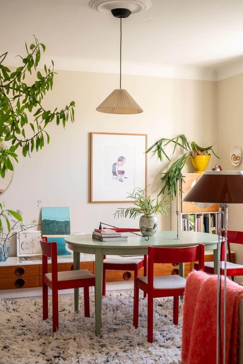 Colorful Scandinavian, Beige Wall Colors, Red Dining Chairs, Swedish Apartment, Scandinavian Apartment, Bright Apartment, Casa Vintage, Japanese Interior, Beige Walls