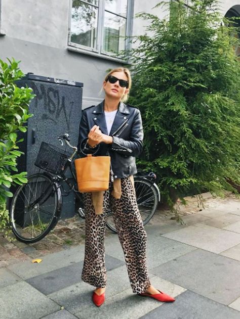 Copenhagen Fashion Week Street Style 2017: Lucy Williams Leopard Trousers, Copenhagen Fashion Week Street Style, Fashion Me Now, Mode Tips, Leopard Print Pants, Blazer Outfit, Copenhagen Fashion Week, Print Pants, Fashion People