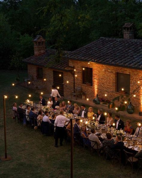 Wedding Dinner Outdoor, Micro Garden Wedding, Small House Wedding Ideas, Airbnb Backyard Wedding, Small Villa Wedding, Small Italian Wedding Aesthetic, Micro Reception, Villa Cozzano, House Wedding Ideas Small Indoor